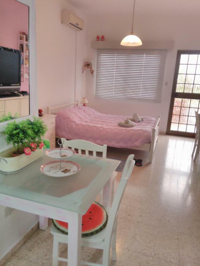 Yiota'S Cute Studio Paphos Exterior foto